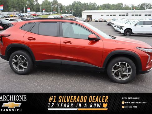 Used 2024 Chevrolet Trax LT FWD image 1