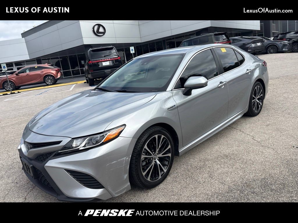 Used 2020 Toyota Camry SE FWD image 1