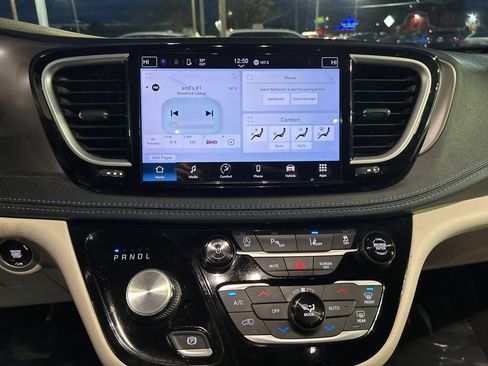 Used 2021 Chrysler Pacifica Touring image 16