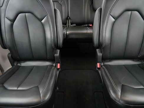 Used 2024 Chrysler Pacifica Touring-L image 13