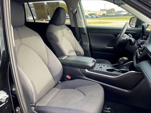 Used 2024 Toyota Highlander LE image 34