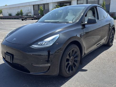 Used 2021 Tesla Model Y Long Range AWD/4WD image 7