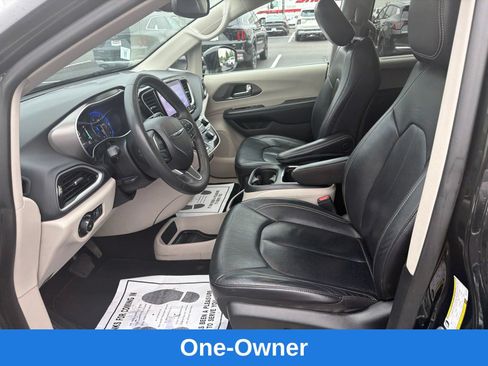 Used 2022 Chrysler Pacifica Touring-L FWD image 13