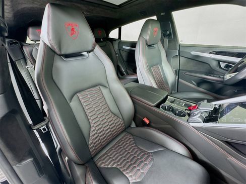 Used 2020 Lamborghini Urus Base image 27