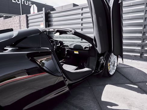 Used 2025 McLaren Artura Spider image 29