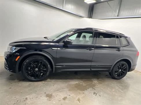 Certified 2022 Volkswagen Tiguan SE R-Line image 2