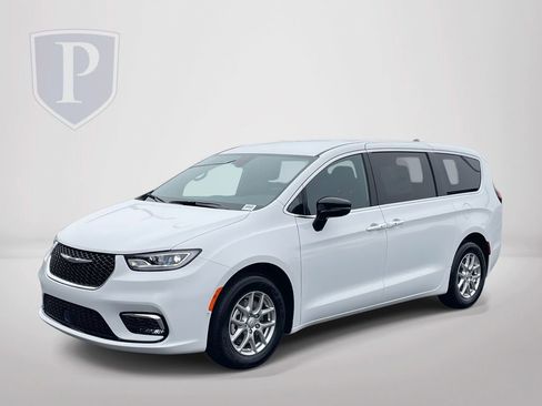 New 2026 Chrysler Pacifica Select image 4