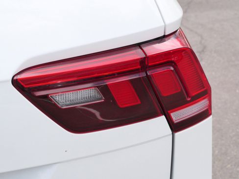 Certified 2023 Volkswagen Tiguan SE R-Line FWD image 17