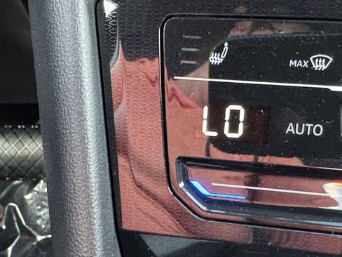 New 2025 Volkswagen Taos SE image 21