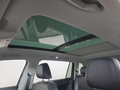Used 2024 Volkswagen Tiguan SE w/ Panoramic Sunroof Package AWD/4WD image 24