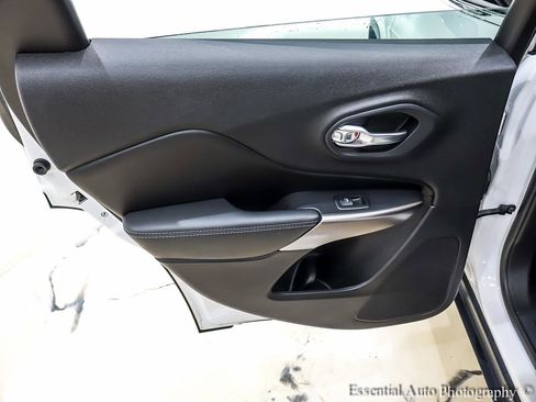 Used 2019 Jeep Cherokee Latitude Plus w/ Comfort/Convenience Group image 26