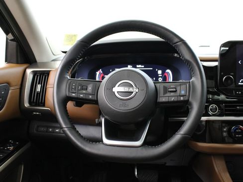 Used 2024 Nissan Pathfinder Platinum FWD image 25