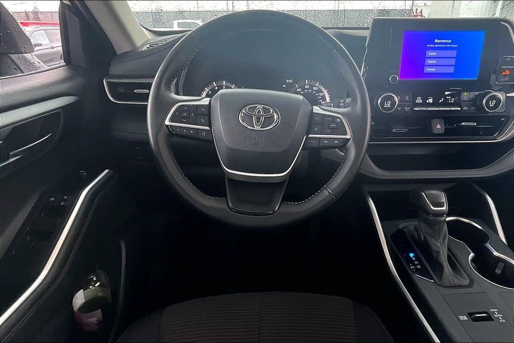 Used 2025 Toyota Highlander LE FWD image 8