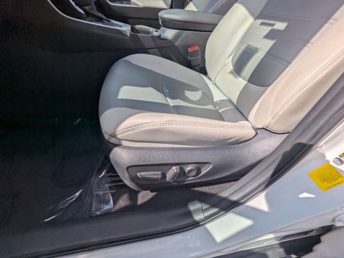 Used 2023 Toyota RAV4 XLE Premium image 18