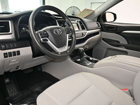 Used 2019 Toyota Highlander LE image 12