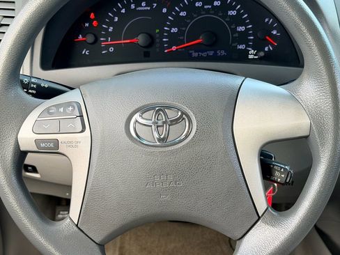 Used 2010 Toyota Camry LE image 25