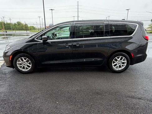 Used 2023 Chrysler Pacifica Touring-L FWD image 8