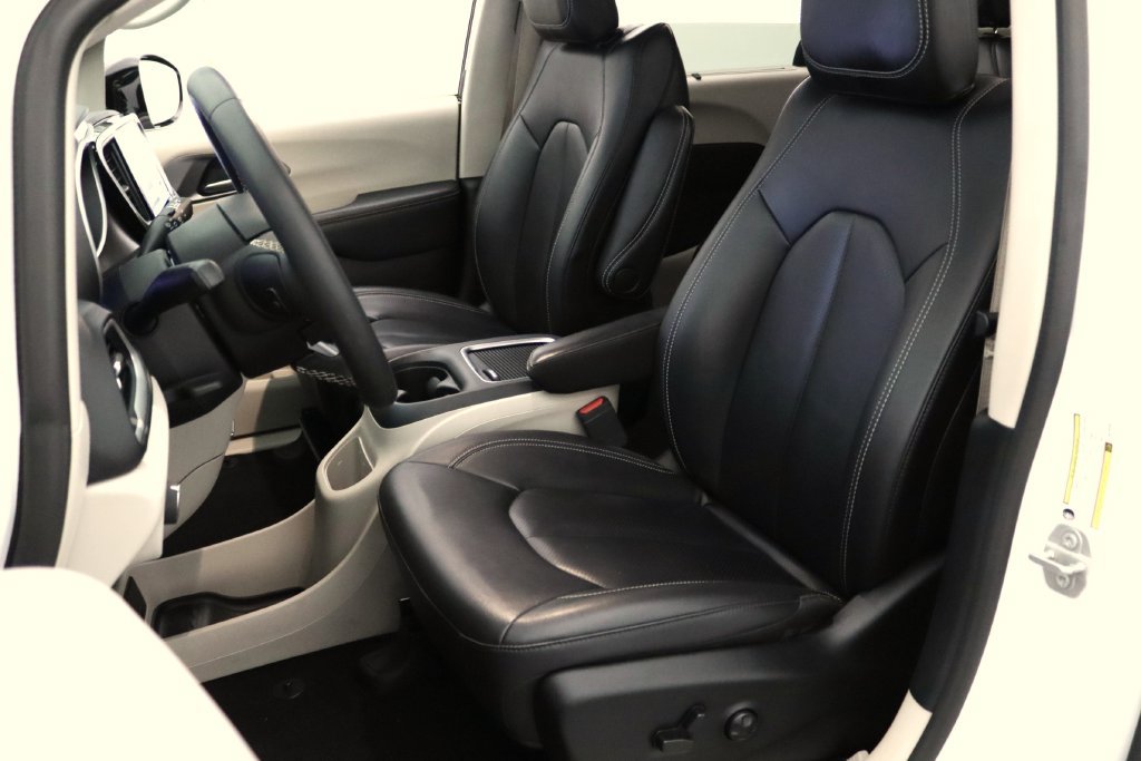 Used 2024 Chrysler Pacifica Touring-L FWD image 11