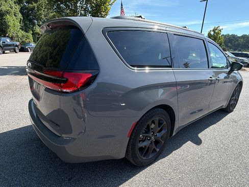 Used 2025 Chrysler Pacifica Limited FWD image 8