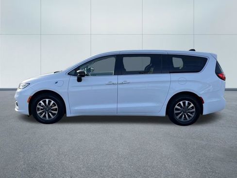 Used 2024 Chrysler Pacifica Limited FWD image 10