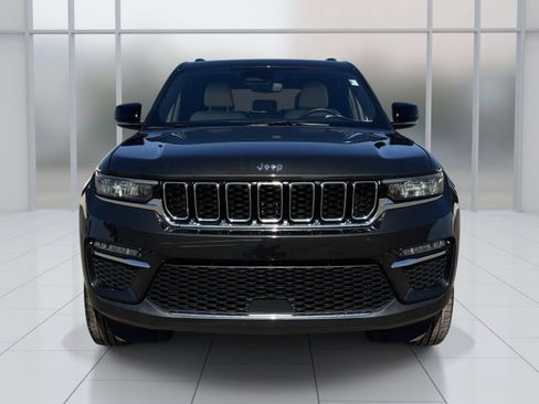 Used 2023 Jeep Grand Cherokee Limited w/ Trailer Tow Prep Group (B) RWD image 9