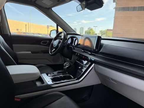 Used 2024 Kia Carnival EX image 43