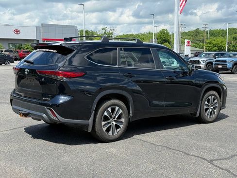 Used 2023 Toyota Highlander XLE AWD/4WD image 6