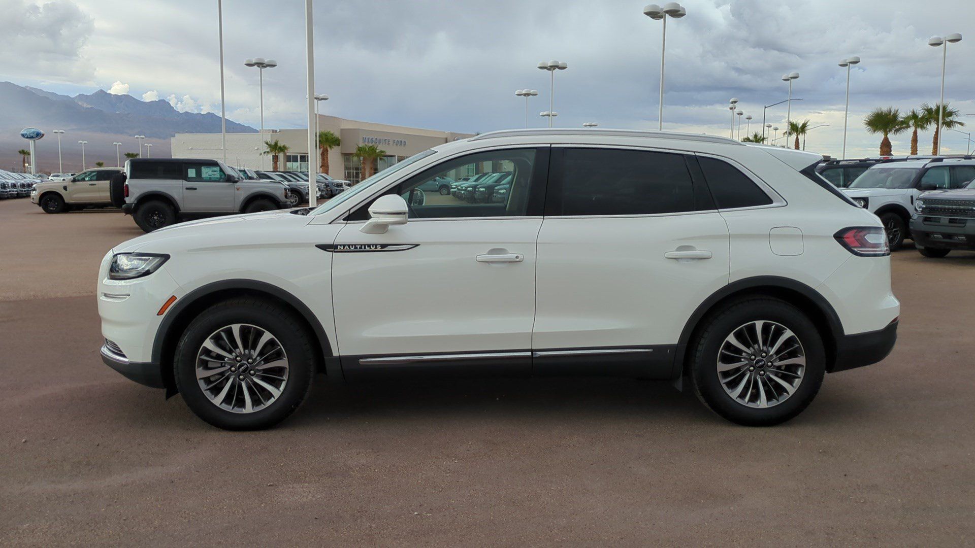 Used 2023 Lincoln Nautilus FWD w/ Premium Package image 6