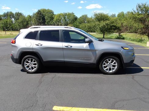 Used 2015 Jeep Cherokee Latitude w/ Comfort/Convenience Group FWD image 2
