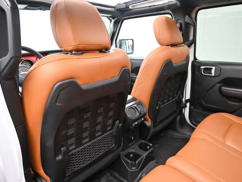 Used 2021 Jeep Wrangler Unlimited Rubicon w/ Cold Weather Group AWD/4WD image 8