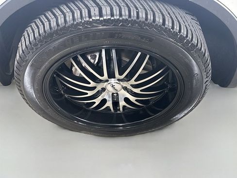 Used 2011 Volkswagen Touareg Sport image 31