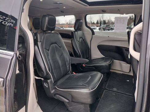 Used 2021 Chrysler Pacifica Limited w/ Uconnect Theater Family Group image 12