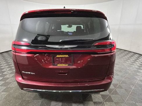 Used 2023 Chrysler Pacifica Touring-L FWD image 3