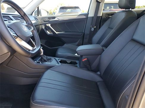 Used 2024 Volkswagen Tiguan SE image 14