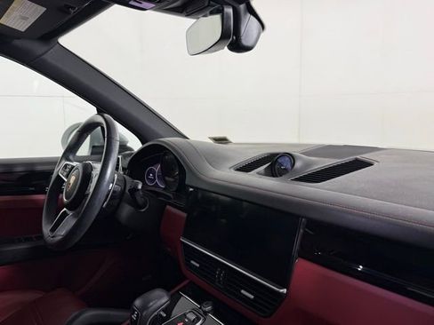 Used 2022 Porsche Cayenne image 30