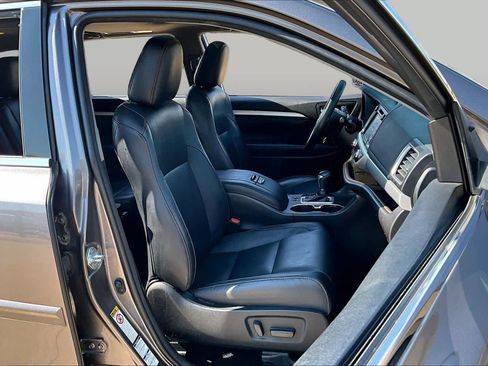 Used 2018 Toyota Highlander XLE AWD/4WD image 9