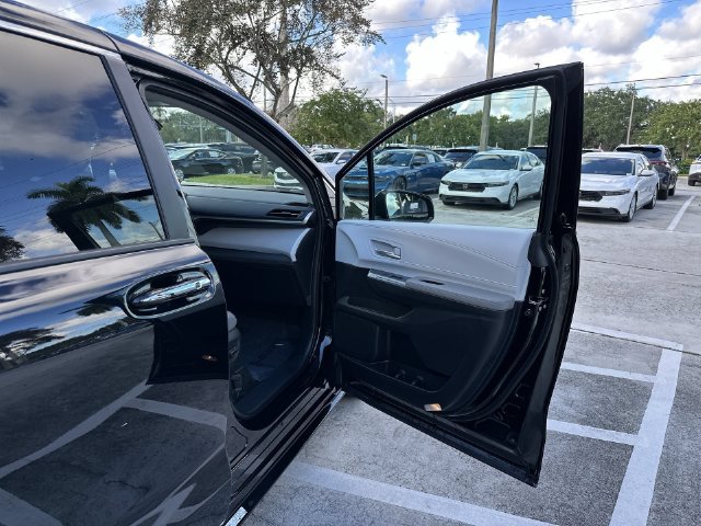Used 2026 Toyota Sienna XLE FWD image 23
