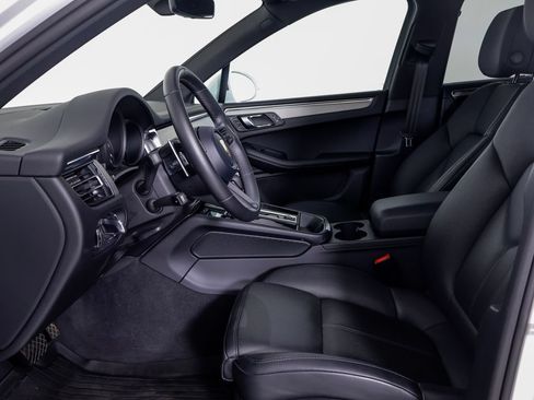 Certified 2026 Porsche Macan AWD/4WD image 5
