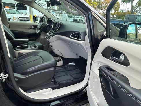 Used 2024 Chrysler Pacifica Touring-L image 31