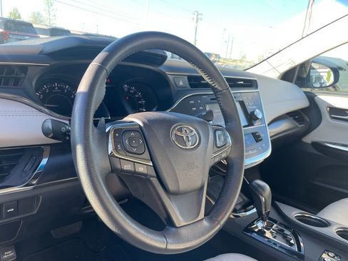 Used 2018 Toyota Avalon XLE Premium image 5