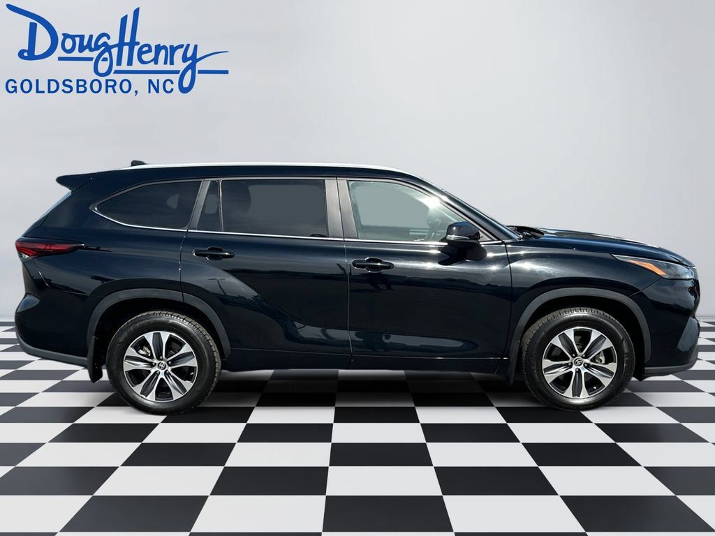 Used 2024 Toyota Highlander XLE AWD/4WD image 6