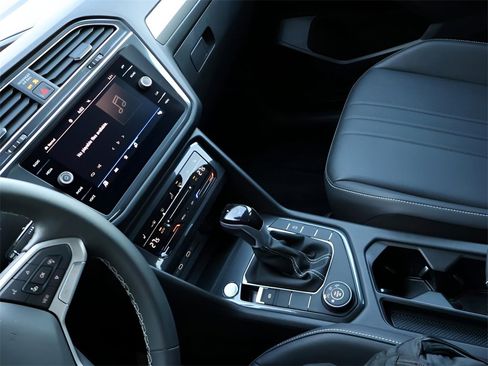 Used 2024 Volkswagen Tiguan SE image 21