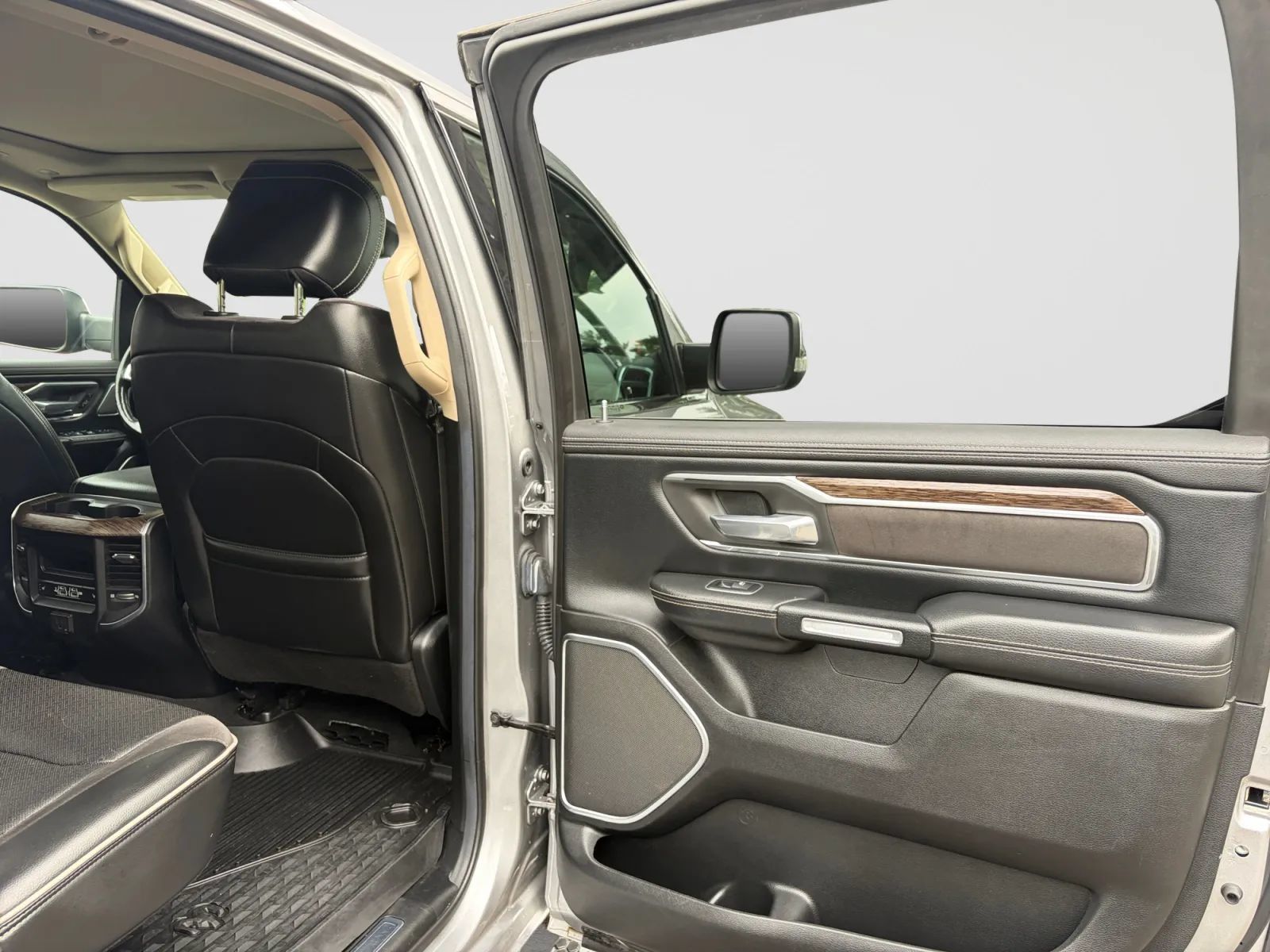 Used 2019 RAM 1500 Laramie AWD/4WD image 17