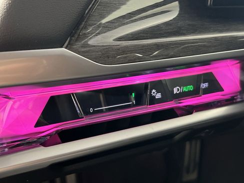 Used 2024 BMW 740i xDrive image 31