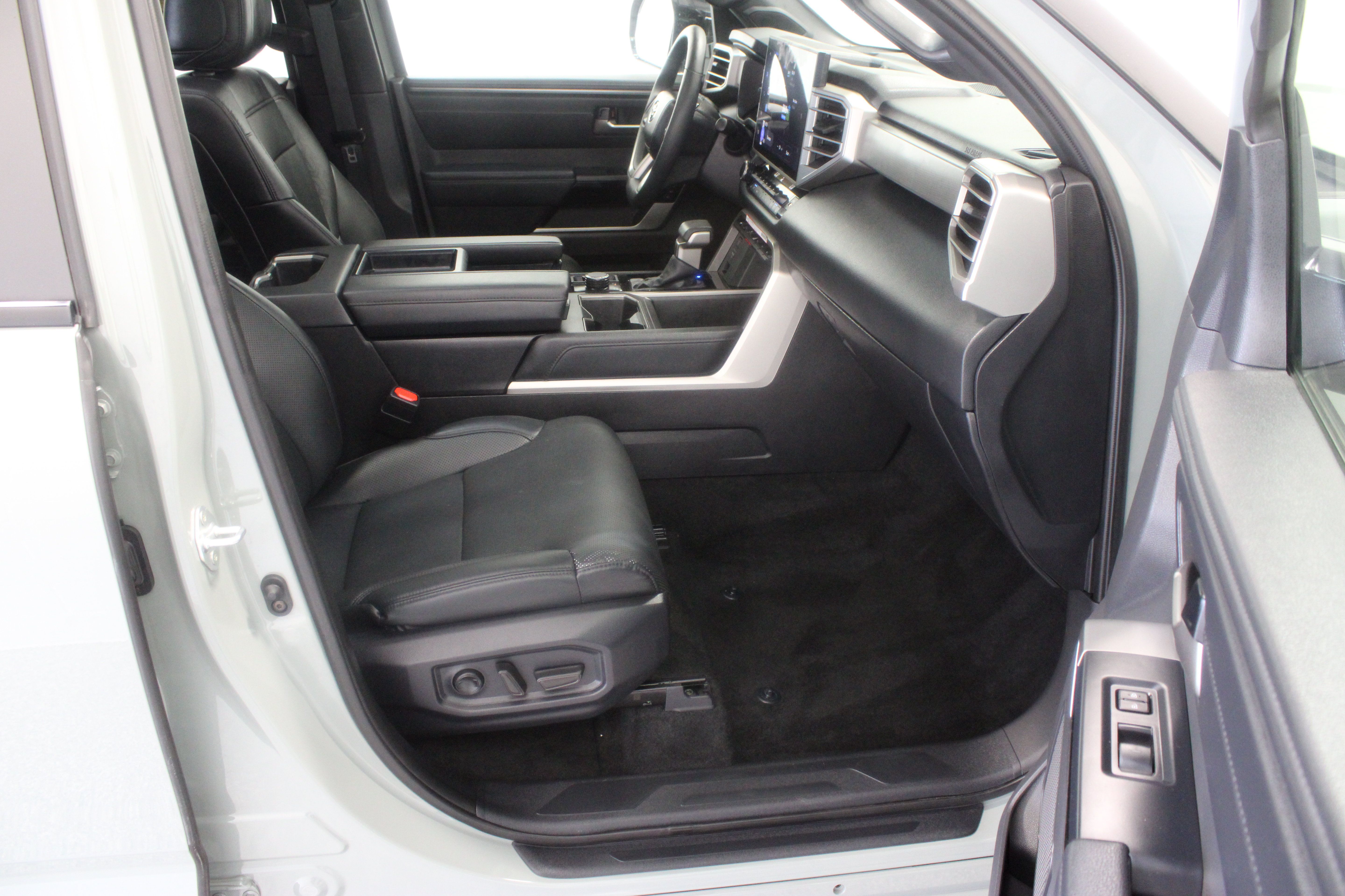 Used 2025 Toyota Tundra Limited AWD/4WD image 40