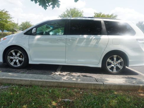 Used 2012 Toyota Sienna SE FWD image 4