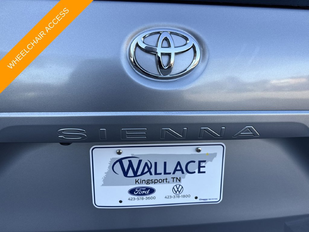 Used 2017 Toyota Sienna XLE Premium FWD image 6