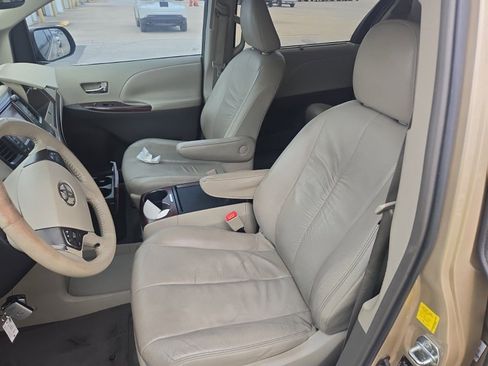 Used 2011 Toyota Sienna XLE w/ XLE Navigation Pkg image 6