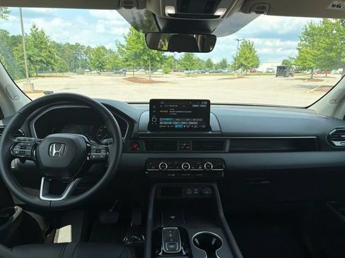 Used 2025 Honda Pilot Touring image 5