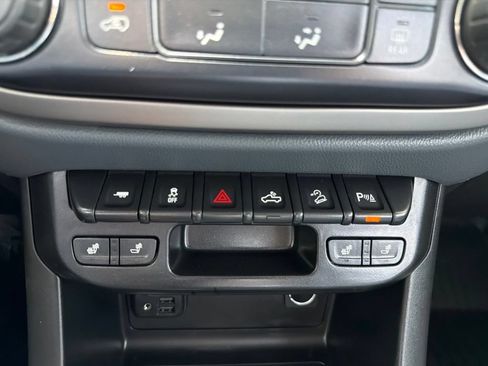 Used 2020 Chevrolet Colorado Z71 w/ Z71 Midnight Edition AWD/4WD image 13